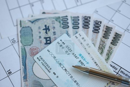 Japanisches Exemplar meiner Zahlenkarte und Benachrichtigungskarte auf Kalenderhintergrund mit Geld in Großaufnahme