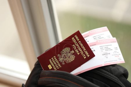 Polnischer Pass mit Flugtickets im Touristenrucksack aus nächster Nähe. Tourismus- und Reisekonzept