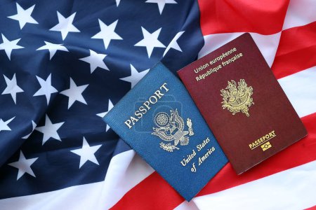 Pasaporte de Francia con US Passport en Estados Unidos de América bandera plegada de cerca