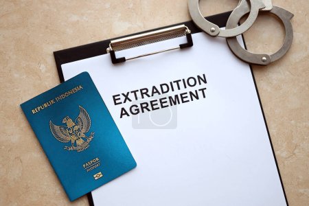 Pasaporte de Indonesia y Acuerdo de Extradición con esposas en primer plano