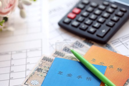Folletos de seguros de pensiones japoneses en la mesa con billetes de yenes y calculadora en la mesa de primer plano