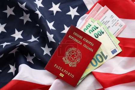 Passeport italien et de l'argent sur fond de drapeau national des États-Unis fermer. Tourisme et diplomatie concept