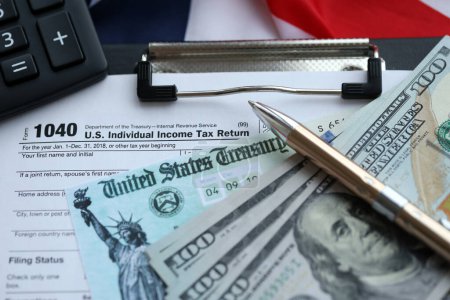 États-Unis 1040 formulaire d'impôt Déclaration de revenus des particuliers avec chèque de remboursement et billets en dollars américains fermer