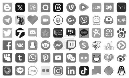 Foto de KYIV, UCRANIA - 1 DE ABRIL DE 2024 Muchos iconos de las redes sociales, mensajeros, plataformas para compartir videos y otros servicios populares y sitios web impresos en papel blanco en color gris - Imagen libre de derechos