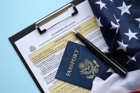 Das Formular DS11 des Außenministeriums für den Antrag auf einen US-Pass liegt auf dem Tisch und kann aus nächster Nähe ausgefüllt werden. Papierkram während des Betriebs mit US-Pass-Konzept