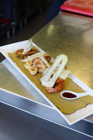 Téléchargez les photos : Préparation de poissons tempura à l'italienne - en image libre de droit