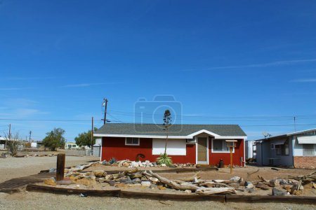 petite maison de plain-pied rouge dans un quartier désert