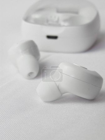 Foto de Auriculares inalmbricos con fondo blanco y cargador - Imagen libre de derechos