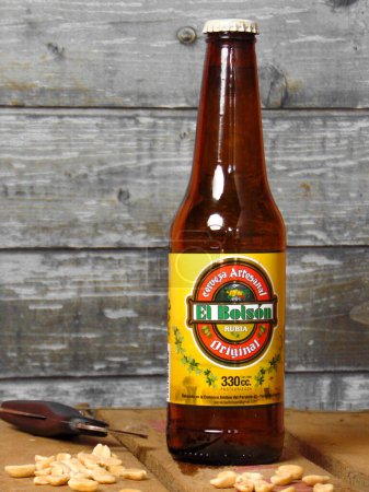 Téléchargez les photos : Bouteille de bière avec collations aux arachides et ouvre-bouteille - en image libre de droit