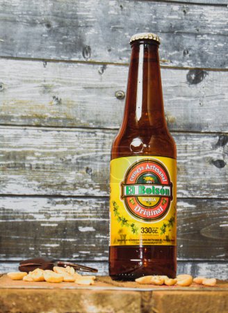 Téléchargez les photos : Bouteille de bière avec collations aux arachides et ouvre-bouteille - en image libre de droit