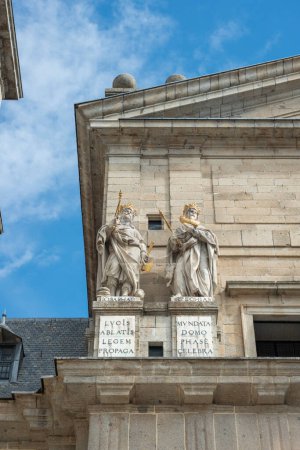 Foto de Esquina de un tejado en la fachada de granito del Monasterio El Escorial de Madrid con estatuas de antiguos reyes. - Imagen libre de derechos