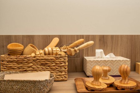 Foto de Rodillos y accesorios de madera para masajes y tratamientos de terapia de madera en un centro de belleza - Imagen libre de derechos
