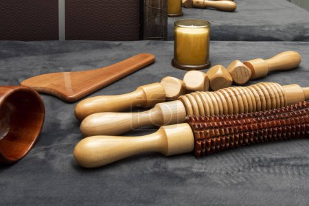 Foto de Wooden devices to apply wood therapy massages with rollers and candles - Imagen libre de derechos