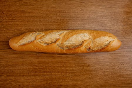 Téléchargez les photos : The Spanish bar is a long baked bread, quick to prepare and to eat fresh, very similar in shape and structure to the French baguette - en image libre de droit