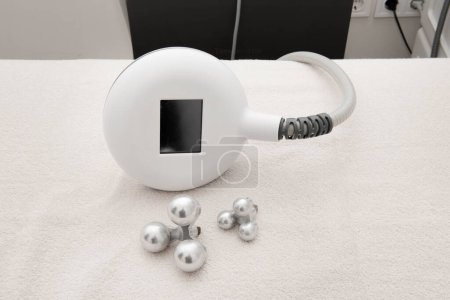 Téléchargez les photos : Electronic head of massage device on a table in a beauty salon - en image libre de droit