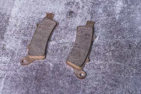 Téléchargez les photos : Brand new motorcycle brake pads with ferodo on a gray surface - en image libre de droit