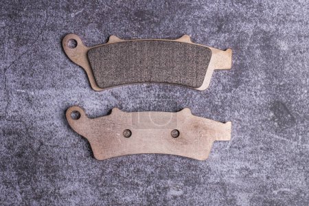 Téléchargez les photos : Metallic pads with unused motorcycle front brake lining - en image libre de droit