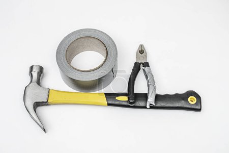 Foto de Una moderna con alicates usados y un martillo de cinta gris - Imagen libre de derechos