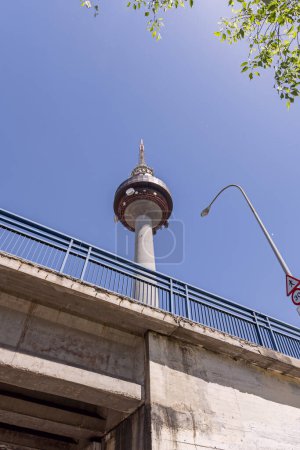 Téléchargez les photos : Vue sur la tour de télécommunications de Madrid depuis un pont à angle bas - en image libre de droit