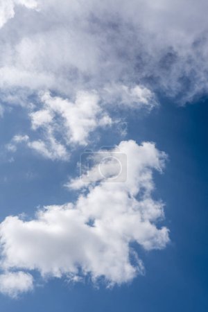 Téléchargez les photos : Jolis nuages dans le ciel bleu. Vecteur coton texture fond - en image libre de droit