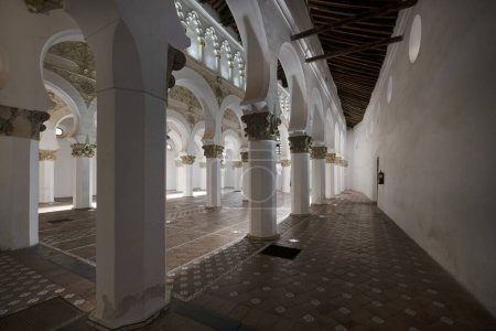 Foto de Nave principal de la sinagoga de Toledo con paredes encaladas y techos antiguos de madera - Imagen libre de derechos