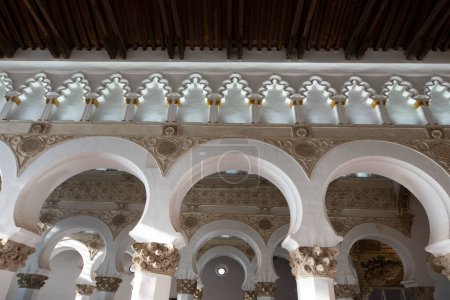 Foto de Multitud de arcos en la nave principal de la sinagoga de Toledo - Imagen libre de derechos