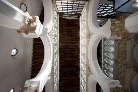 Foto de Sinagoga Se trata de una construcción mudéjar, creada por canteros musulmanes. Sus elementos arquitectónicos incluyen paredes blancas lisas - Imagen libre de derechos