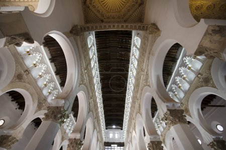 Foto de Santa Maria la Blanca es un templo situado en la ciudad española de Toledo. - Imagen libre de derechos