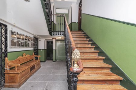 Foto de Escaleras de madera de un edificio de época con barandilla metálica - Imagen libre de derechos