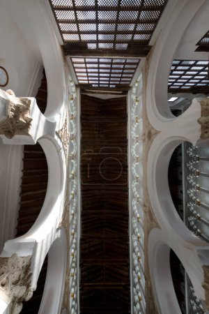 Foto de Techos altos con techo artesonado de madera - Imagen libre de derechos