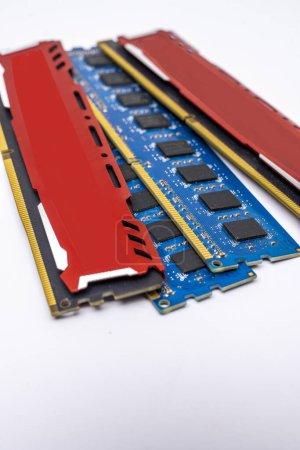 Varios módulos de memoria RAM mixta de varias capacidades en una superficie blanca lisa
