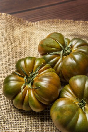 Il est originaire d'Espagne. La tomate Raf Marmande est une variété qui se distingue par sa saveur et sa texture, ainsi que par sa résistance à l'eau à forte teneur en sel