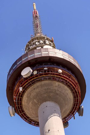 Téléchargez les photos : Madrid tour de télécommunications remplissant tout le cadre avec un peu de ciel bleu - en image libre de droit