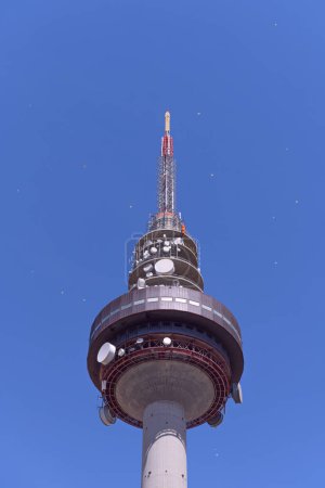 Téléchargez les photos : Tour de télécommunications à Madrid avec un beau ciel bleu et du pollen flottant dans les airs - en image libre de droit
