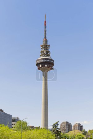 Téléchargez les photos : Tour de télécommunications de Madrid avec quelques bâtiments à proximité à la base et un peu de ciel bleu - en image libre de droit