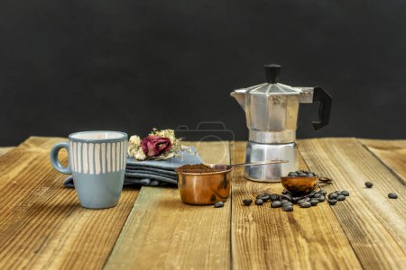Foto de Una naturaleza muerta con una cafetera vintage con dos servicios, café molido y granos de café tostados - Imagen libre de derechos
