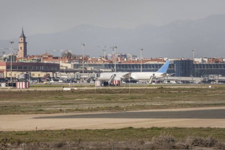 Téléchargez les photos : Hangars d'un terminal à l'aéroport de Madrid Barajas - en image libre de droit
