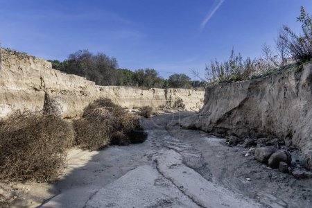 Téléchargez les photos : Un paysage d'un bassin versant sec avec le lit couvert - en image libre de droit