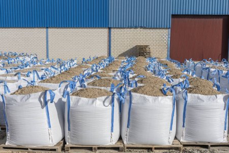 Beaucoup de grands sacs de raphia remplis de sable pour les travaux de construction