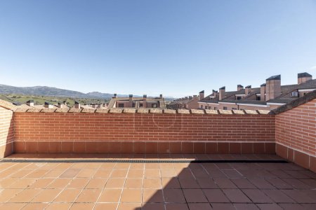 Foto de Amplia terraza en la azotea de una vivienda unifamiliar con vistas a la sierra de Guadarrama y suelos de terracota - Imagen libre de derechos