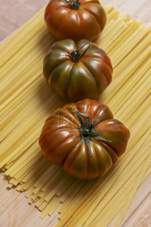 Der Grund, warum die Raf-Tomate so einzigartig ist, liegt in ihren Wachstumsbedingungen. Es braucht Wasser mit einem gewissen Salzgehalt, so dass die Frucht durch die Bildung von Zucker entgegenwirkt