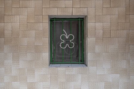 Foto de Una pequeña ventana con barras de metal en la pared de azulejos - Imagen libre de derechos