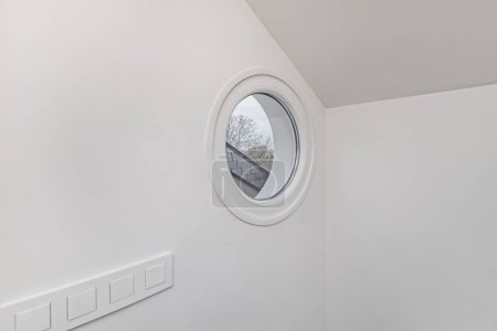 Foto de Ventana circular o portillo con marco blanco y paredes blancas - Imagen libre de derechos
