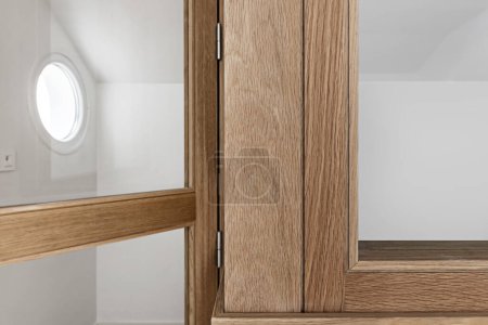 Detalle de materiales de construcción de madera de algunas ventanas interiores y puertas de una casa moderna