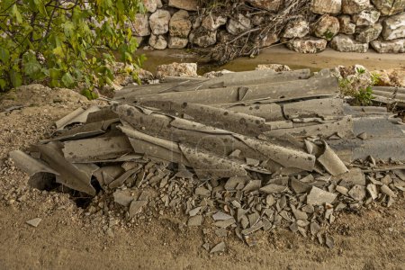 Restes de certaines plaques d'uralite peut-être faites avec de l'amiante couché au milieu du champ