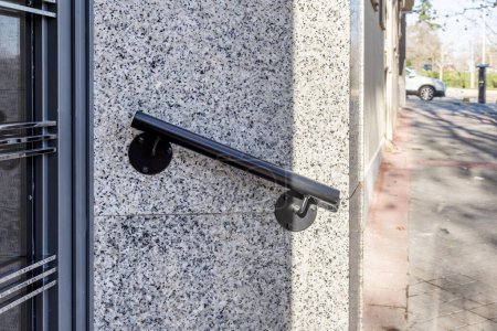 Pequeña barandilla metálica en un portal de acceso a un edificio