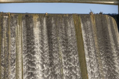 Un barrage est une barrière construite au-dessus d'une rivière ou d'un ruisseau, dont le but est de retenir l'eau dans le lit de la rivière. 
