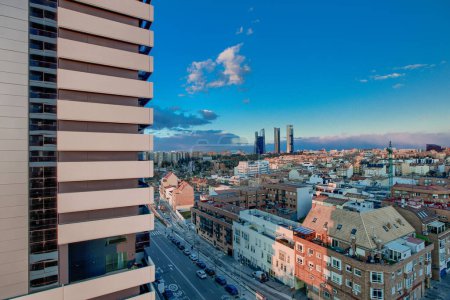 Façades de bâtiments résidentiels et vues sur les toits du nord de Madrid