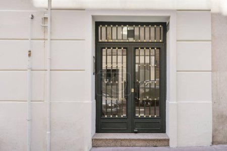Portail d'entrée en métal sur la façade d'un immeuble résidentiel