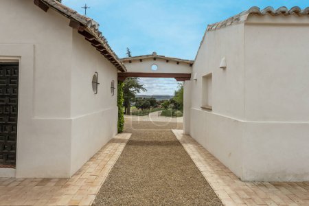 Pasillo de acceso al patio interior de una casa de campo de estilo andaluz